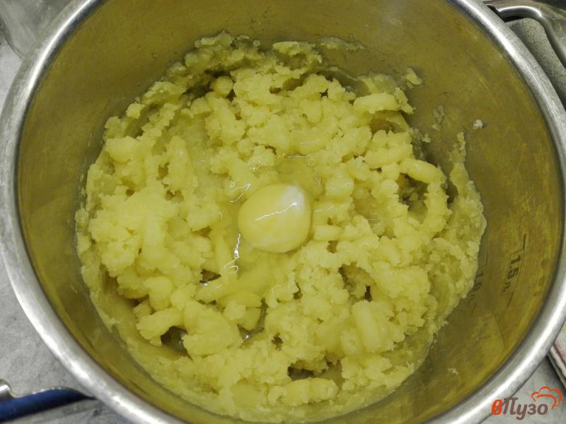 Фото приготовление рецепта: Картофельные рулетики с фаршем и сыром шаг №2