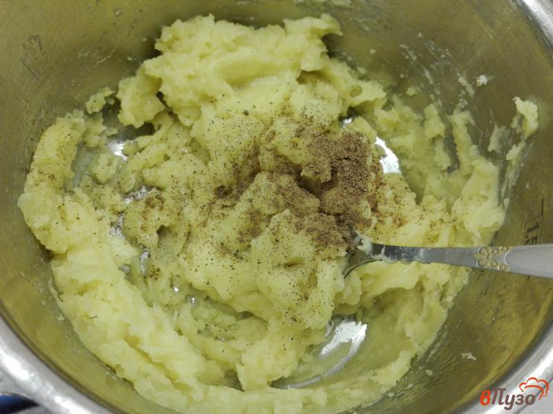 Фото приготовление рецепта: Картофельные рулетики с фаршем и сыром шаг №3