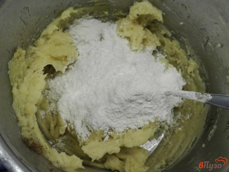 Фото приготовление рецепта: Картофельные рулетики с фаршем и сыром шаг №4