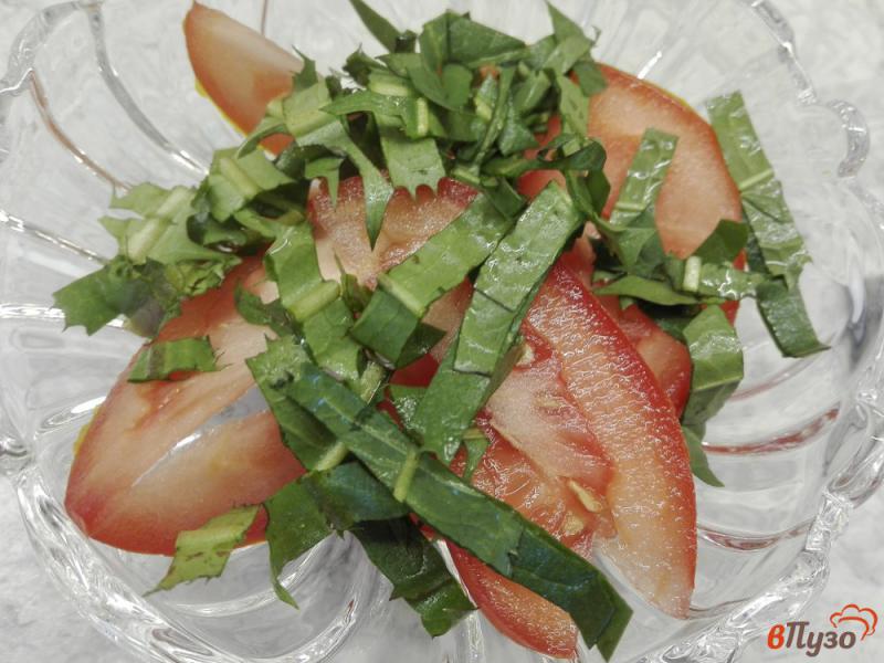 Фото приготовление рецепта: Салат с листьями одуванчика шаг №3