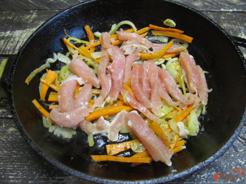 Фото приготовление рецепта: Соус из индейки с овощами шаг №2