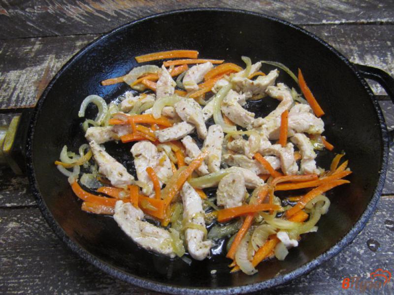 Фото приготовление рецепта: Соус из индейки с овощами шаг №3
