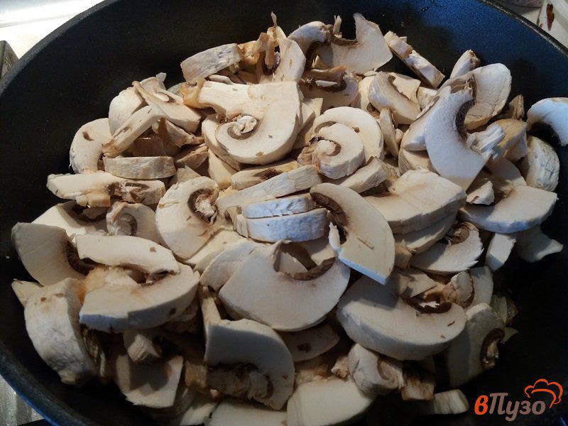 Фото приготовление рецепта: Лоранский пирог (киш-лорен) с курицей и грибами шаг №3