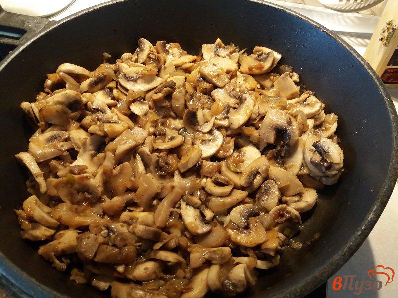 Фото приготовление рецепта: Лоранский пирог (киш-лорен) с курицей и грибами шаг №4