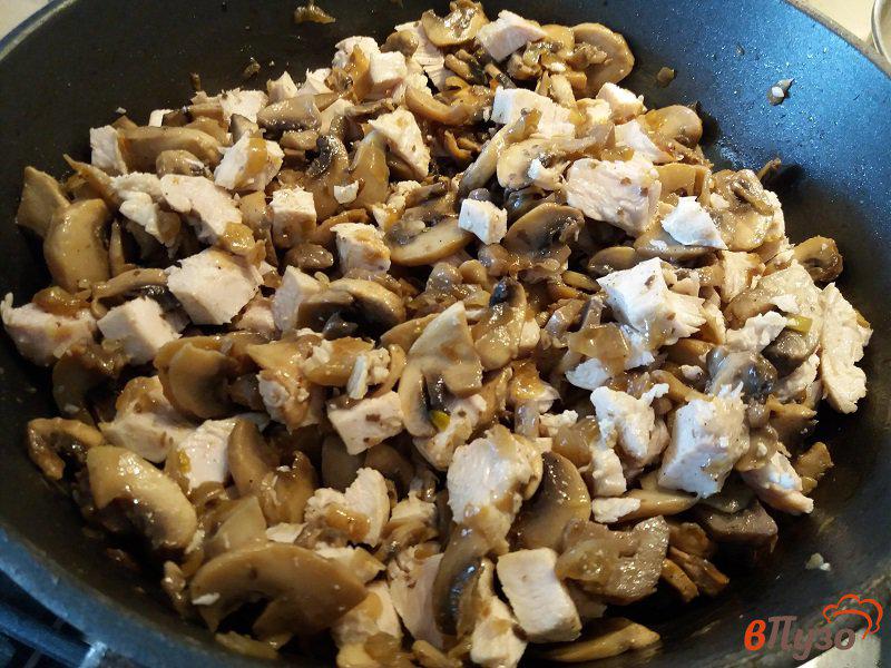 Фото приготовление рецепта: Лоранский пирог (киш-лорен) с курицей и грибами шаг №10