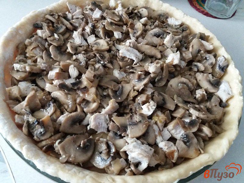 Фото приготовление рецепта: Лоранский пирог (киш-лорен) с курицей и грибами шаг №12