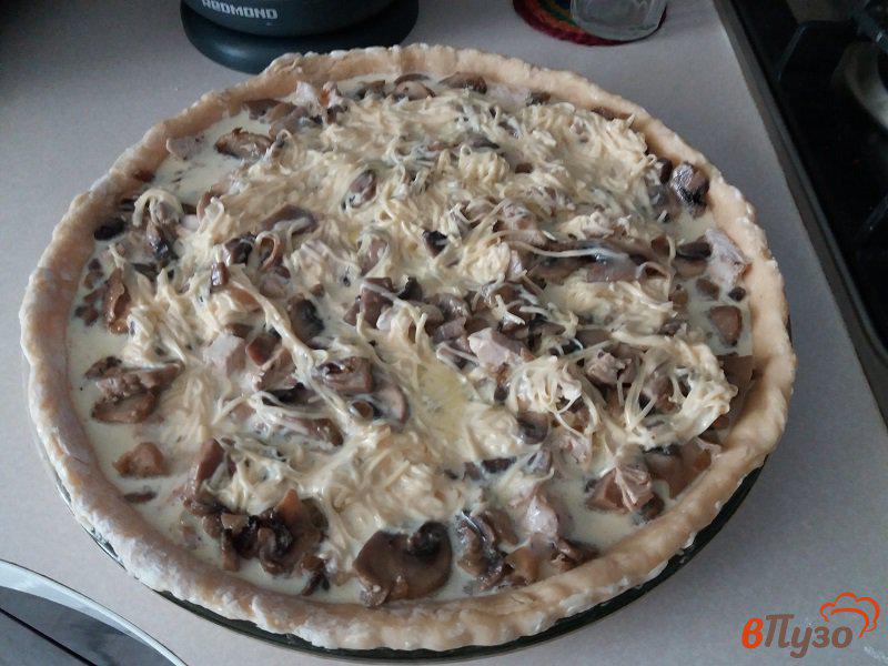 Фото приготовление рецепта: Лоранский пирог (киш-лорен) с курицей и грибами шаг №15