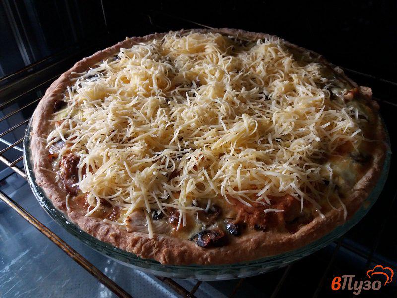 Фото приготовление рецепта: Лоранский пирог (киш-лорен) с курицей и грибами шаг №16