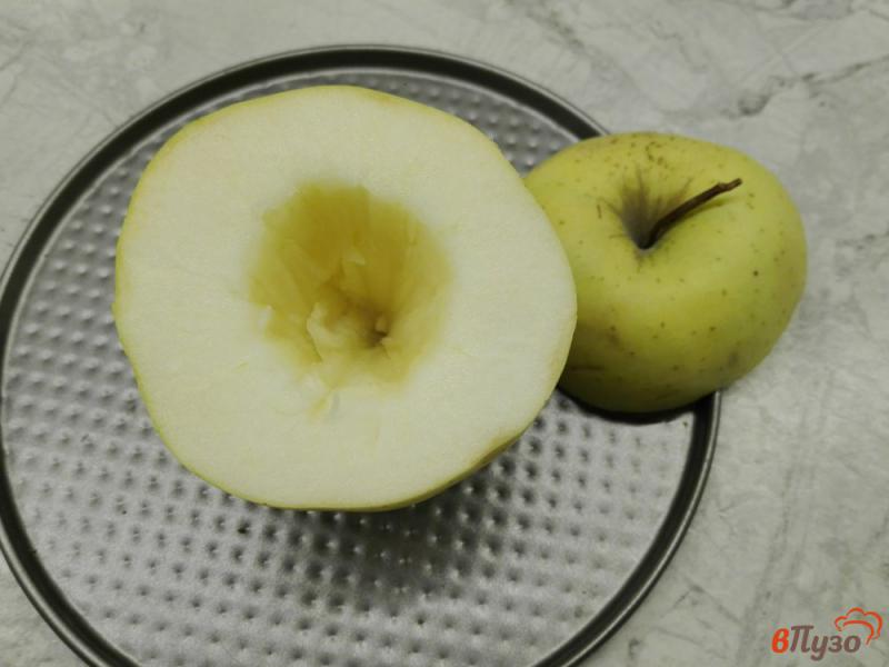 Фото приготовление рецепта: Яблоко печеное с творогом, медом и корицей шаг №1