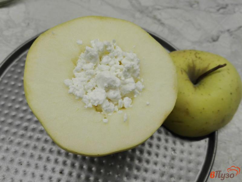 Фото приготовление рецепта: Яблоко печеное с творогом, медом и корицей шаг №2