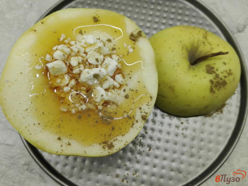 Фото приготовление рецепта: Яблоко печеное с творогом, медом и корицей шаг №4