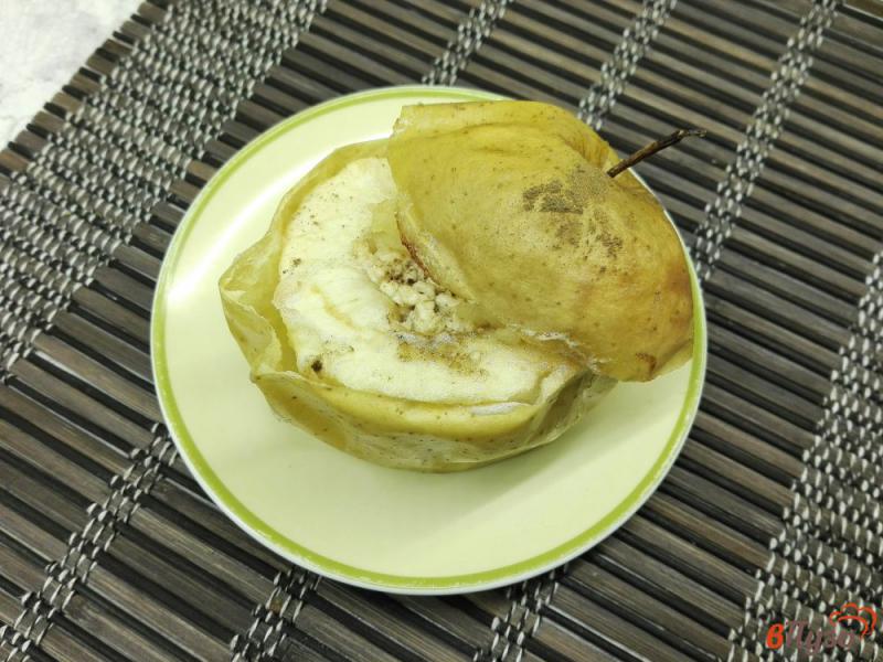 Фото приготовление рецепта: Яблоко печеное с творогом, медом и корицей шаг №5