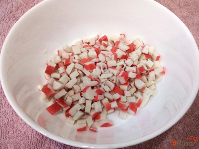 Фото приготовление рецепта: Капустный салат с кукурузой и крабовыми палочками шаг №1