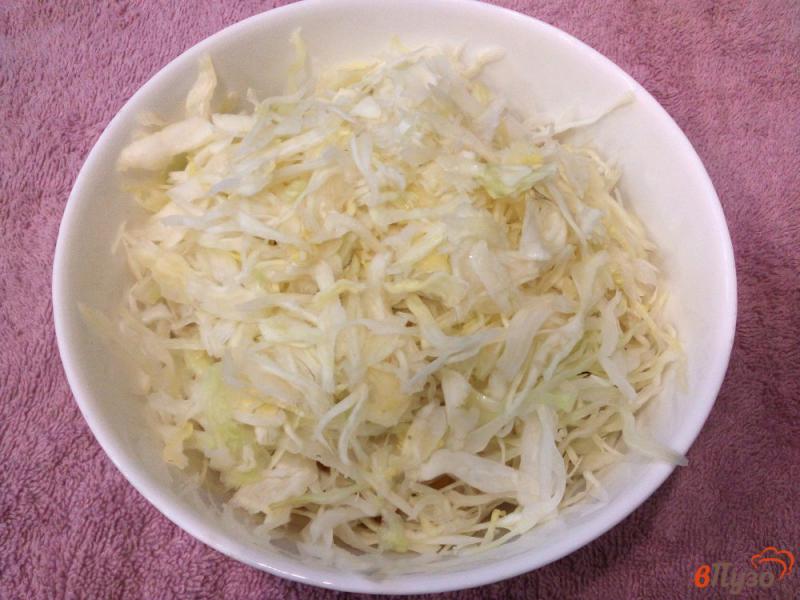 Фото приготовление рецепта: Капустный салат с кукурузой и крабовыми палочками шаг №3