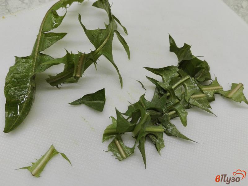 Фото приготовление рецепта: Омлет с листьями одуванчика и маслинами шаг №3