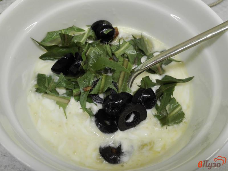 Фото приготовление рецепта: Омлет с листьями одуванчика и маслинами шаг №5