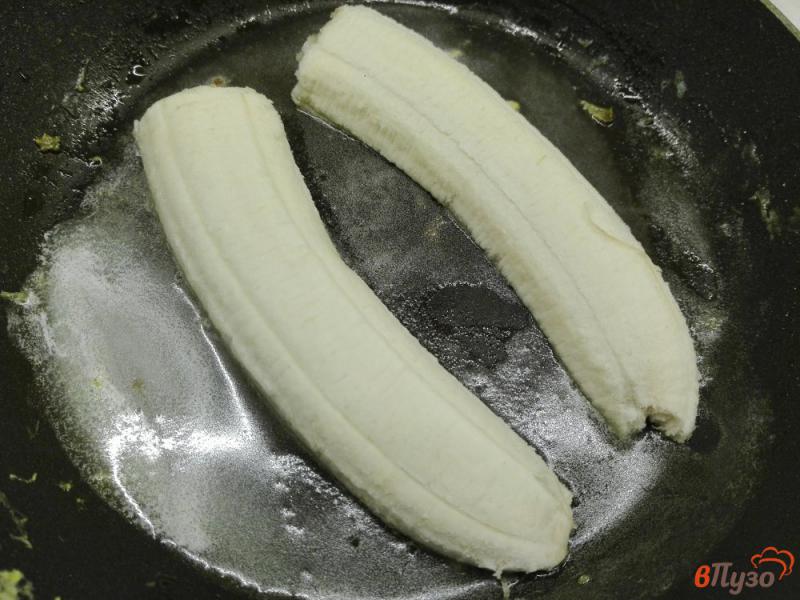 Фото приготовление рецепта: Жареный банан с шоколадом и грецкими орехами шаг №1