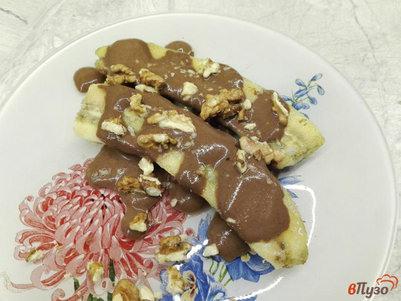 Фото приготовление рецепта: Жареный банан с шоколадом и грецкими орехами шаг №5