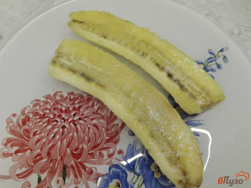 Фото приготовление рецепта: Жареный банан с шоколадом и грецкими орехами шаг №3