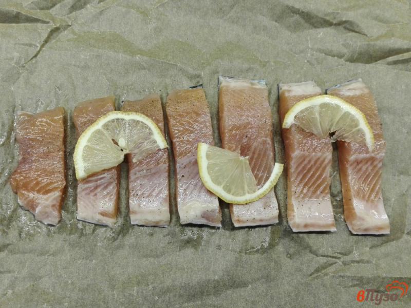 Фото приготовление рецепта: Форель с лимоном и тимьяном шаг №3