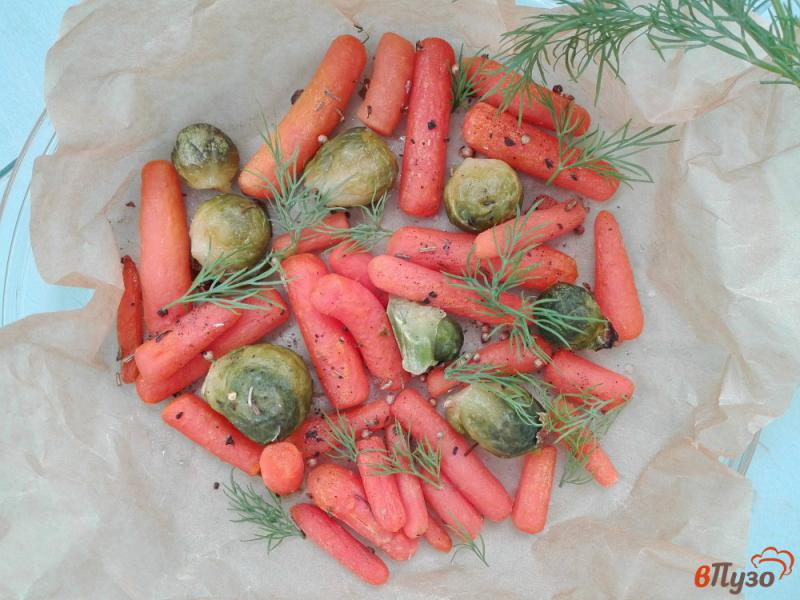 Фото приготовление рецепта: Мини-морковь с брюссельской капустой в духовке шаг №4