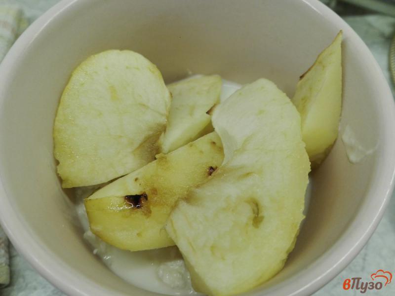 Фото приготовление рецепта: Творожный десерт с печеным яблоком и семечками шаг №6