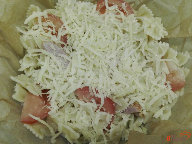 Фото приготовление рецепта: Макароны с беконом, помидорами и сыром шаг №6