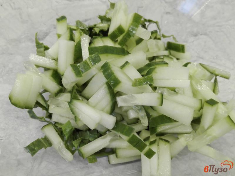 Фото приготовление рецепта: Салат из щавеля с огурцом и яйцом шаг №3