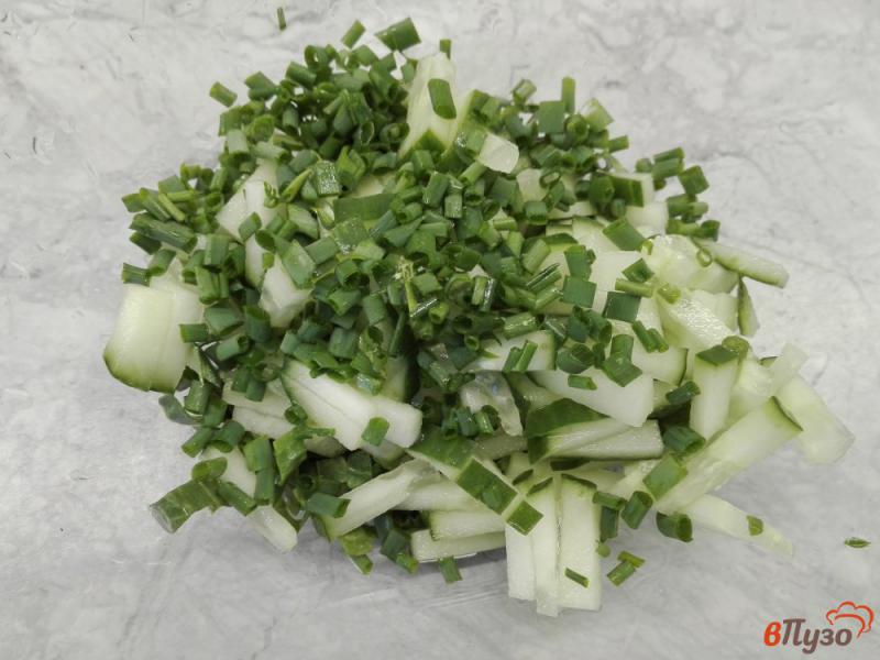 Фото приготовление рецепта: Салат из щавеля с огурцом и яйцом шаг №4