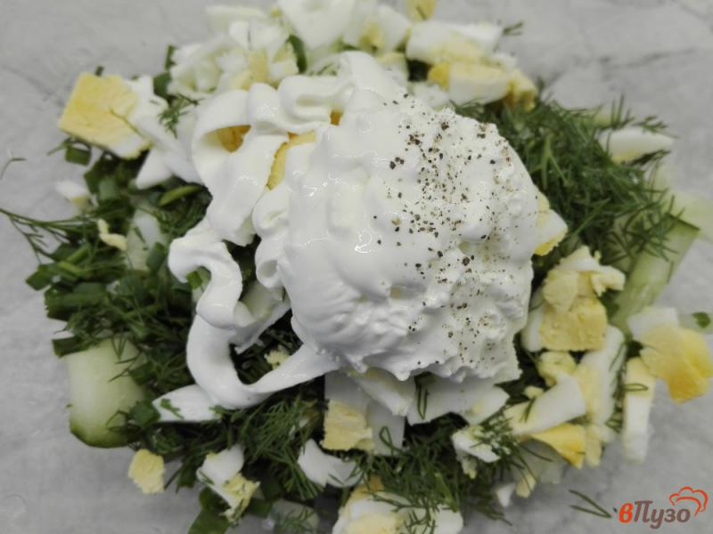 Фото приготовление рецепта: Салат из щавеля с огурцом и яйцом шаг №7