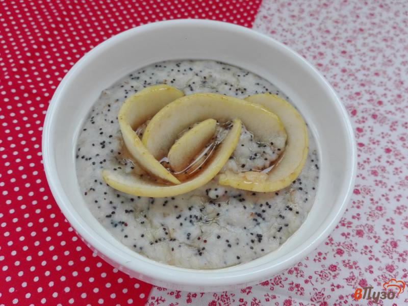 Фото приготовление рецепта: Овсяная каша с маком, яблоком и медом шаг №7