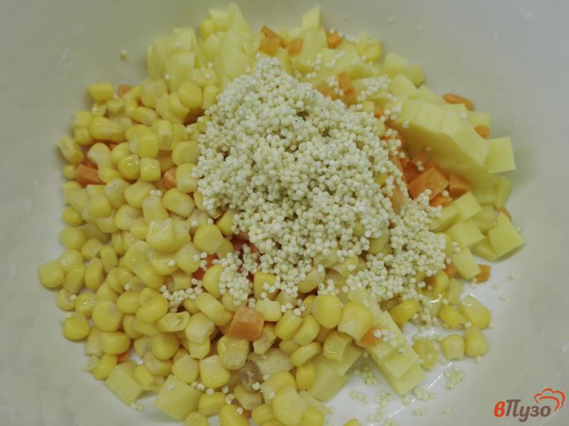 Фото приготовление рецепта: Суп с пшеном и кукурузой шаг №4