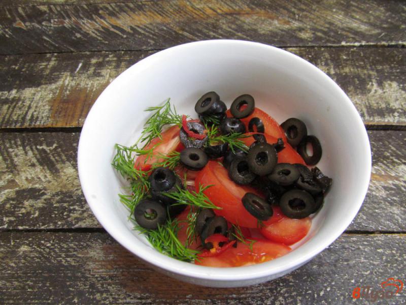 Фото приготовление рецепта: Оливковый салат с помидором и яйцом шаг №2