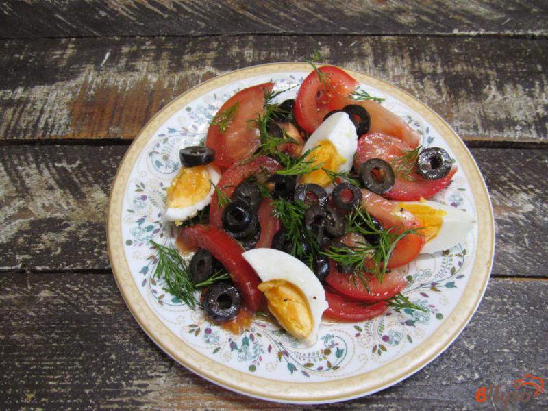 Фото приготовление рецепта: Оливковый салат с помидором и яйцом шаг №3