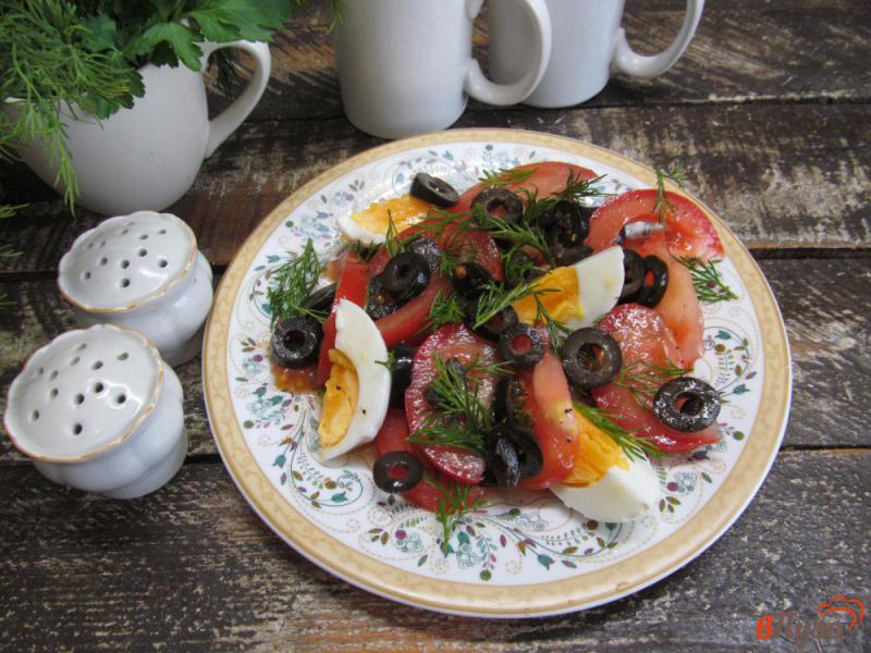 Фото приготовление рецепта: Оливковый салат с помидором и яйцом шаг №4