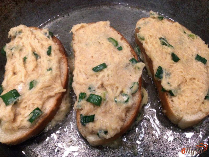 Фото приготовление рецепта: Горячие бутерброды с картофелем и яйцом шаг №6