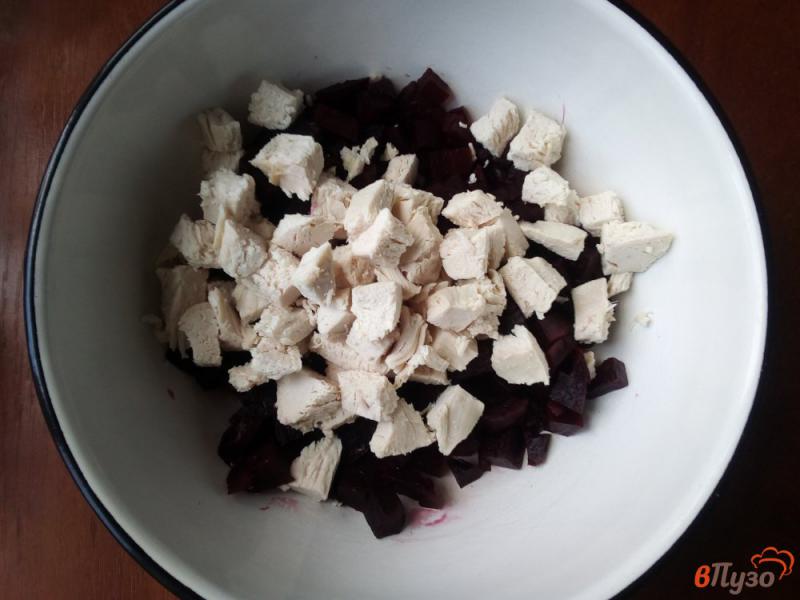 Фото приготовление рецепта: Салат из свеклы и куриного филе шаг №3