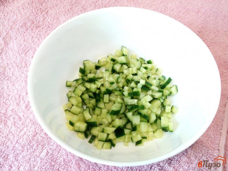 Фото приготовление рецепта: Слоеный салат с колбасой, шампиньонами и овощами шаг №4