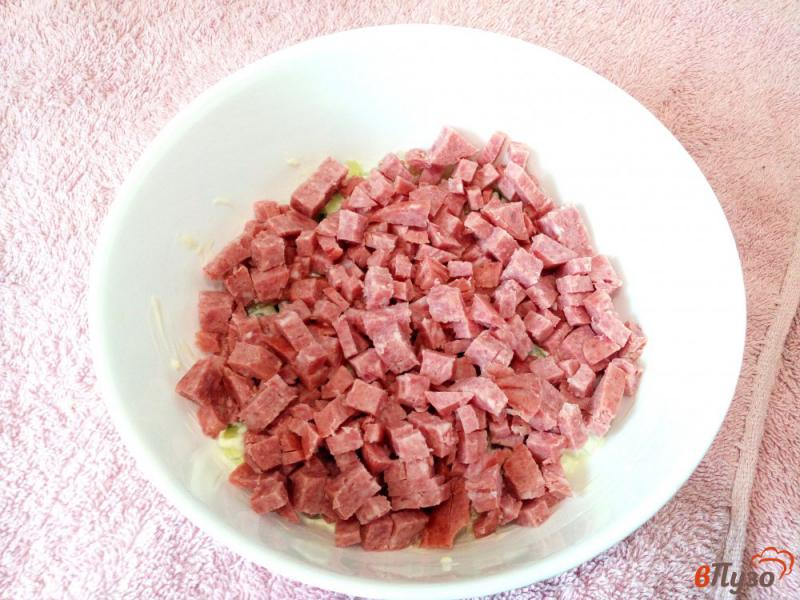 Фото приготовление рецепта: Слоеный салат с колбасой, шампиньонами и овощами шаг №5