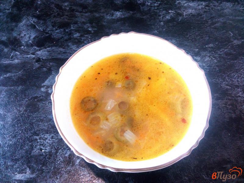 Фото приготовление рецепта: Пшенный суп с варено-копченой колбасой, соленым огурцом и оливками шаг №9