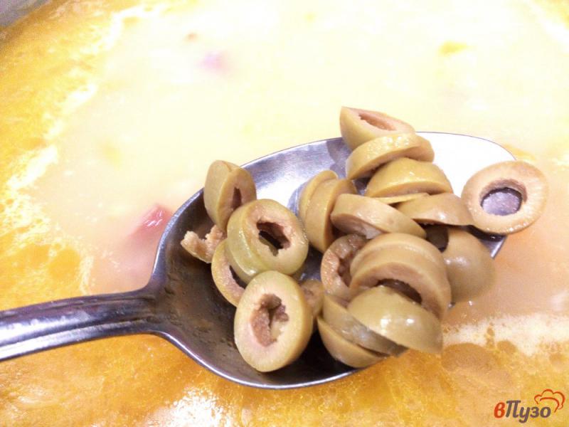 Фото приготовление рецепта: Пшенный суп с варено-копченой колбасой, соленым огурцом и оливками шаг №8