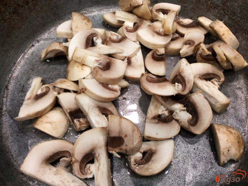 Фото приготовление рецепта: Картофель с овощами, грибами и майонезом в горшочках шаг №1