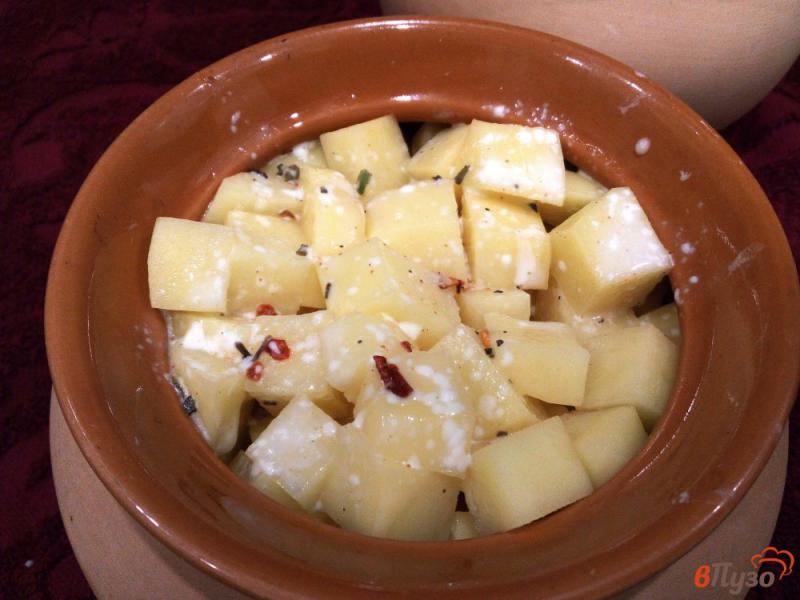 Фото приготовление рецепта: Картофель с овощами, грибами и майонезом в горшочках шаг №9