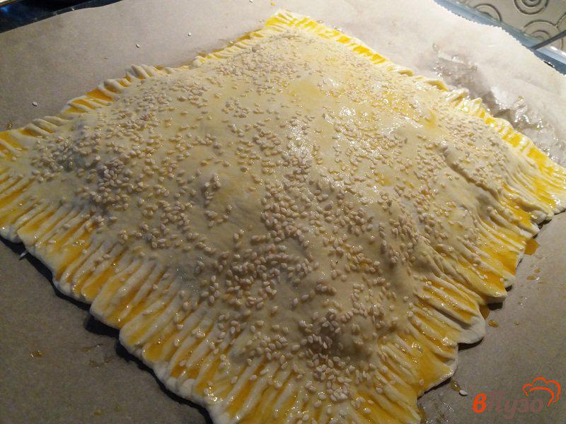 Фото приготовление рецепта: Слоеный пирог «Три сыра» шаг №7