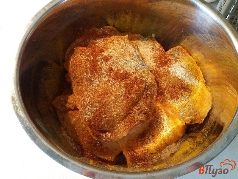 Фото приготовление рецепта: Куриные бедрышки с копченой паприкой шаг №2