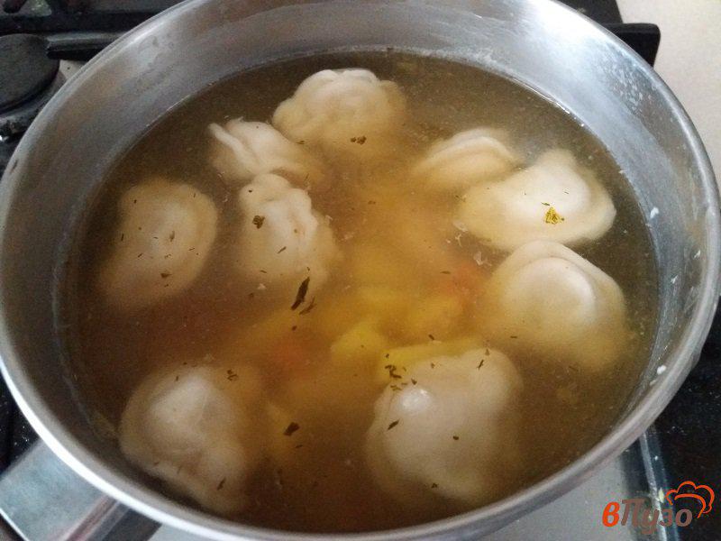 Фото приготовление рецепта: Куриный суп с пельменями шаг №3