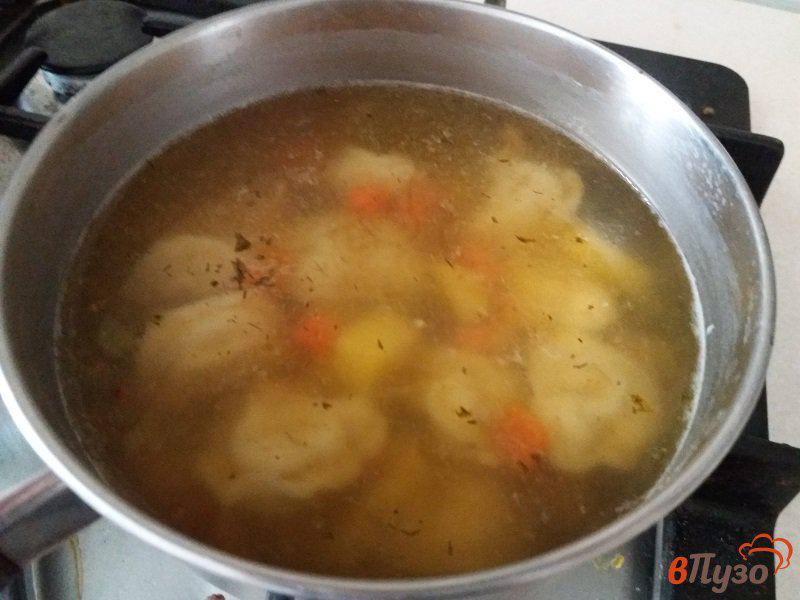 Фото приготовление рецепта: Куриный суп с пельменями шаг №4