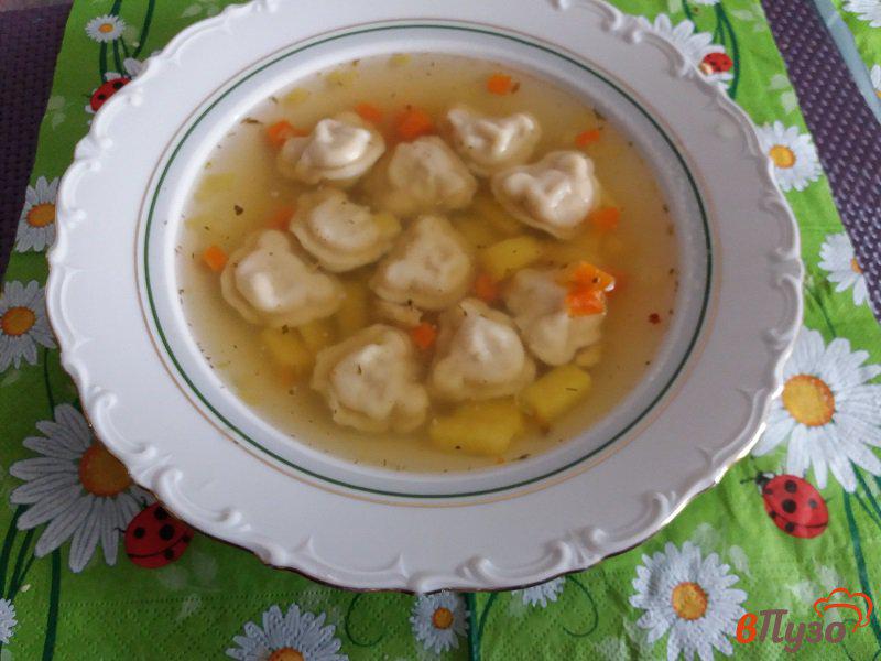 Фото приготовление рецепта: Куриный суп с пельменями шаг №5