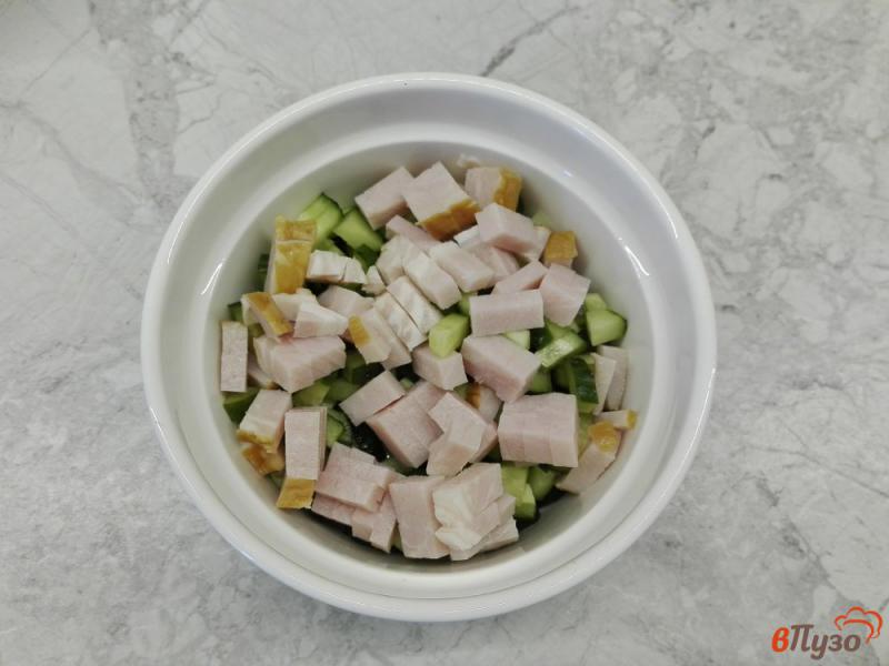 Фото приготовление рецепта: Овощной салат с копченым мясом шаг №2