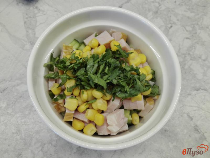 Фото приготовление рецепта: Овощной салат с копченым мясом шаг №4